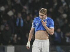 Rasmus Hojlund e Napoli sofrem golpe crítico na Liga dos Campeões Uma visão detalhada de um garfo do diabo com os rostos dos proprietários do Manchester United, Avram Glazer, Jim Ratcliffe, Joel Glazer e Malcolm Glazer, enquanto torcedores protestavam do lado de fora do estádio antes da partida da Premier League entre Manchester United FC e Aston Villa FC, em Old Trafford, em 25 de maio de 2025