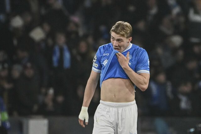 Uma visão detalhada de um garfo do diabo com os rostos dos proprietários do Manchester United, Avram Glazer, Jim Ratcliffe, Joel Glazer e Malcolm Glazer, enquanto torcedores protestavam do lado de fora do estádio antes da partida da Premier League entre Manchester United FC e Aston Villa FC, em Old Trafford, em 25 de maio de 2025