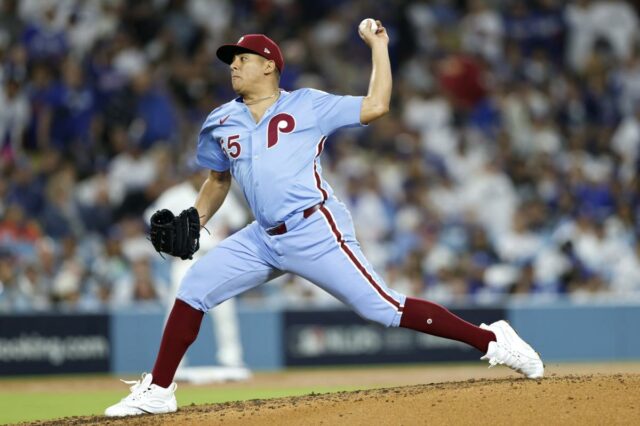 O arremessador do Philadelphia Phillies, Ranger Suárez, no meio de um jogo contra o Los Angeles Dodgers.