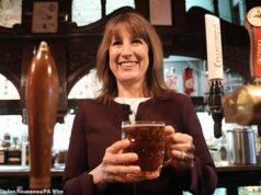 Reeves dá o último prego no caixão da High Street: o chanceler envia o ministro júnior à Câmara dos Comuns para revelar uma reviravolta nas taxas de negócios que trai pubs, hotéis e pequenas lojas Reeves dá o último prego no caixão da High Street: o chanceler envia o ministro júnior à Câmara dos Comuns para revelar uma reviravolta nas taxas de negócios que trai pubs, hotéis e pequenas lojas