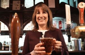 Reeves dá o último prego no caixão da High Street: o chanceler envia o ministro júnior à Câmara dos Comuns para revelar uma reviravolta nas taxas de negócios que trai pubs, hotéis e pequenas lojas Reeves dá o último prego no caixão da High Street: o chanceler envia o ministro júnior à Câmara dos Comuns para revelar uma reviravolta nas taxas de negócios que trai pubs, hotéis e pequenas lojas