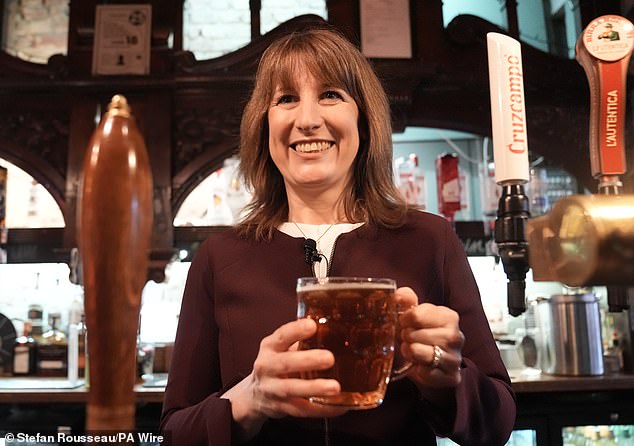 Reeves dá o último prego no caixão da High Street: Reeves dá o último prego no caixão da High Street: o chanceler envia o ministro júnior à Câmara dos Comuns para revelar uma reviravolta nas taxas de negócios que trai pubs, hotéis e pequenas lojas