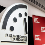 O Boletim dos Cientistas Atômicos revelando o Relógio do Juízo Final de 2026.