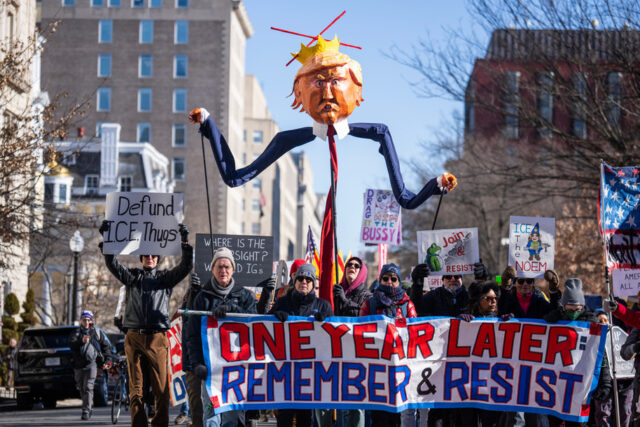 Manifestantes marcham em frente ao Centro Milken para o Avanço do Sonho Americano, durante uma 