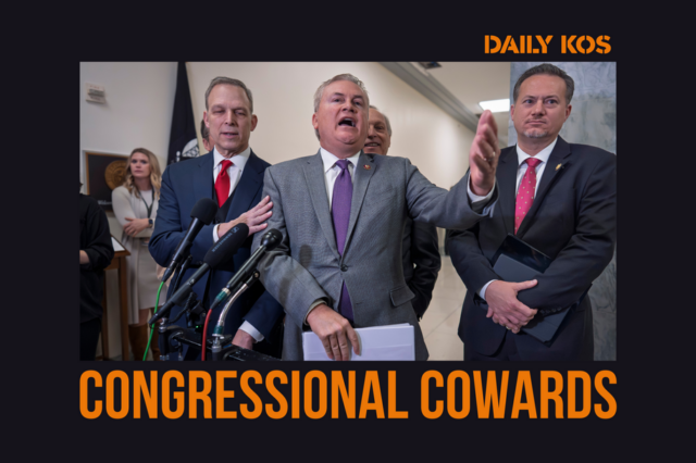 O ex-presidente Bill Clinton e a ex-secretária de Estado Hillary Clinton ouvem durante o funeral de estado do ex-presidente Jimmy Carter na Catedral Nacional de Washington, em Washington, quinta-feira, 9 de janeiro de 2025. (AP Photo/Jacquelyn Martin)