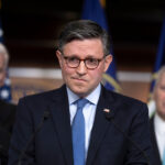 O líder da maioria na Câmara, Steve Scalise, R-La., À esquerda, é acompanhado pelo deputado Mark Green, R-Tenn., Centro, e pelo presidente da Câmara, Mike Johnson, R-La., À direita, durante uma entrevista coletiva no Capitólio, terça-feira, 20 de maio de 2025, em Washington. (Foto AP/Rod Lamkey, Jr.)