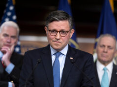 Procurando provas de fraude eleitoral? Mike Johnson também. O líder da maioria na Câmara, Steve Scalise, R-La., À esquerda, é acompanhado pelo deputado Mark Green, R-Tenn., Centro, e pelo presidente da Câmara, Mike Johnson, R-La., À direita, durante uma entrevista coletiva no Capitólio, terça-feira, 20 de maio de 2025, em Washington. (Foto AP/Rod Lamkey, Jr.)