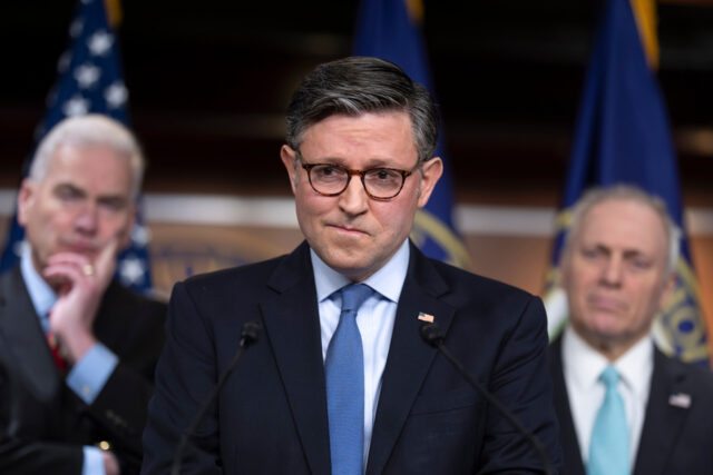 Republicanos da Câmara se preparam para depor equipe de liderança O líder da maioria na Câmara, Steve Scalise, R-La., À esquerda, é acompanhado pelo deputado Mark Green, R-Tenn., Centro, e pelo presidente da Câmara, Mike Johnson, R-La., À direita, durante uma entrevista coletiva no Capitólio, terça-feira, 20 de maio de 2025, em Washington. (Foto AP/Rod Lamkey, Jr.)