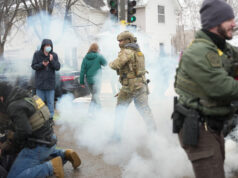 Republicanos são sádicos Liam Conejo Ramos, 5, é detido por oficiais de Imigração e Alfândega dos EUA depois de voltar da pré-escola, terça-feira, 20 de janeiro de 2026, em um subúrbio de Minneapolis. (Ali Daniels via AP)