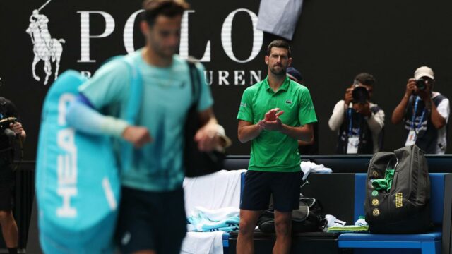 Resultados do Aberto da Austrália de 2026, dia 11: Djokovic escapa enquanto Musetti se aposenta; Sinner, Rybakina e Pegula avançam para as semifinais
