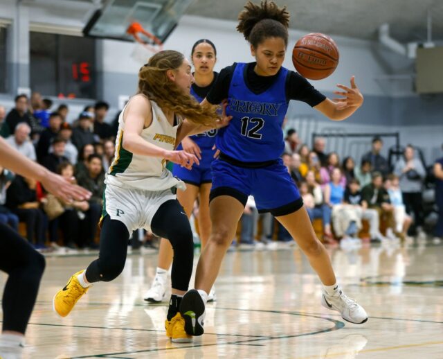 Resumo do ensino médio na noite de sexta-feira: grandes surpresas no basquete feminino, times masculinos mais bem classificados cuidam dos negócios, além de futebol
