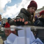 Retirada de Trump e protestos atingem aliado de Putin em apuros