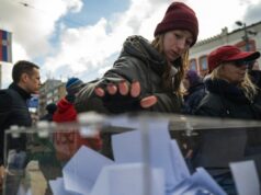 Retirada de Trump e protestos atingem aliado de Putin em apuros Retirada de Trump e protestos atingem aliado de Putin em apuros