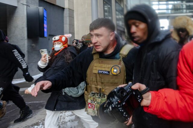 Réu perdoado em 6 de janeiro diz que foi esfaqueado no comício ICE de Minneapolis
