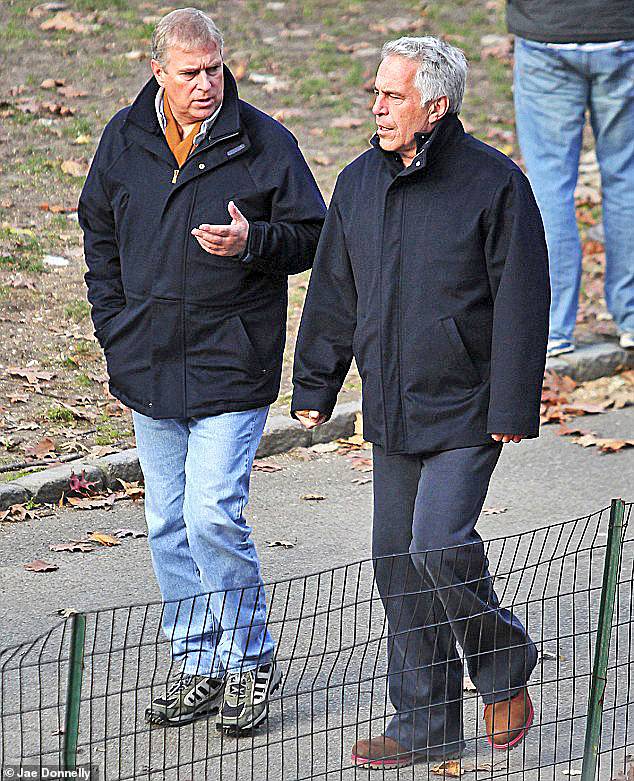 Revelado: Andrew convidou Epstein para jantar no Palácio de Buckingham Andrew Mountbatten-Windsor e Jeffrey Epstein em dezembro de 2010. O ex-príncipe convidou o pedófilo para jantar no Palácio de Buckingham dias após o término de sua prisão domiciliar