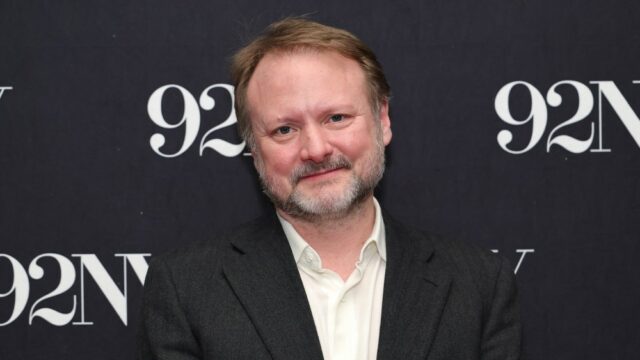 Rian Johnson diz que não ficou 'assustado' com fãs tóxicos de 'Star Wars' depois que Kathleen Kennedy cita a reação de 'Últimos Jedi' sobre por que ele nunca dirigiu outra entrada
