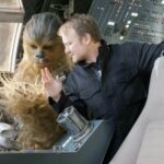 Rian Johnson espera que 'Star Wars' traga 'novas vozes e cineastas' para contar 'novas histórias naquele mundo' enquanto Kathleen Kennedy sai da Lucasfilm