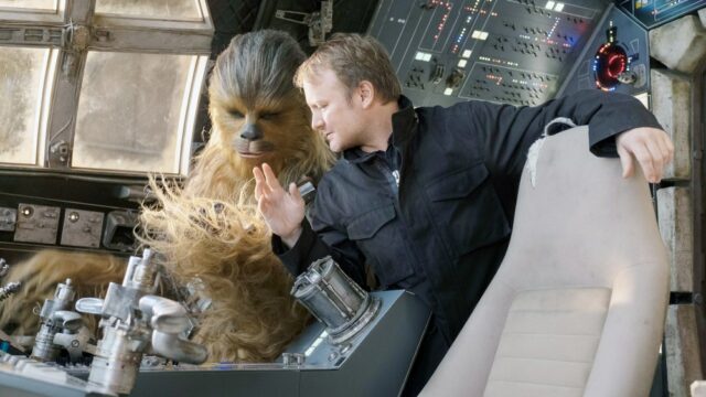 Rian Johnson espera que 'Star Wars' traga 'novas vozes e cineastas' para contar 'novas histórias naquele mundo' enquanto Kathleen Kennedy sai da Lucasfilm
