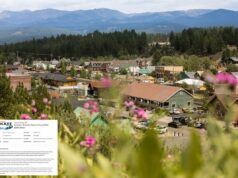 Rica cidade de férias na Califórnia pagando US $ 63 mil por estagiários de meio período da DEI para promover ‘acesso ao idioma’ Flores cor de rosa emoldurando a arquitetura histórica da era da corrida do ouro no centro de Truckee, Califórnia, com montanhas e pinheiros ao fundo.