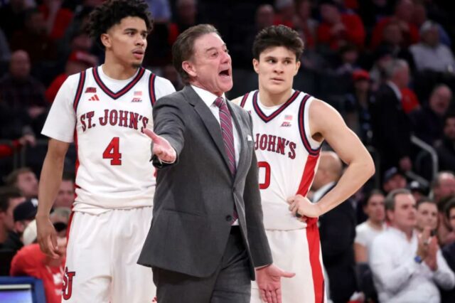 O técnico do St. John's Red Storm, Rick Pitino, reage a uma chamada durante o segundo tempo, quando o St. John's Red Storm derrota o Seton Hall Pirates por 65-60 no Madison Square Garden em Manhattan, Nova York.