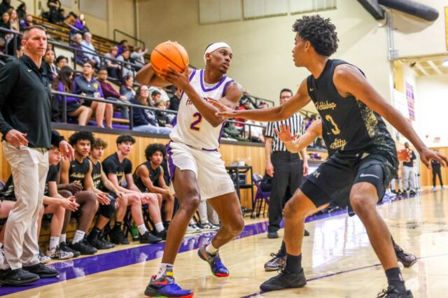 Riordan lida com Mitty no retorno de Andrew Hilman da lesão, encerrando o ataque dos Monarchs na vitória
