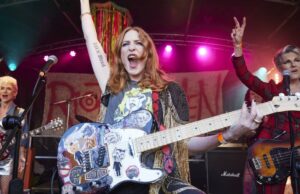 ‘Riot Women’ passa um momento agitado com mulheres de meia-idade na menopausa 'Riot Women' passa um momento agitado com mulheres de meia-idade na menopausa