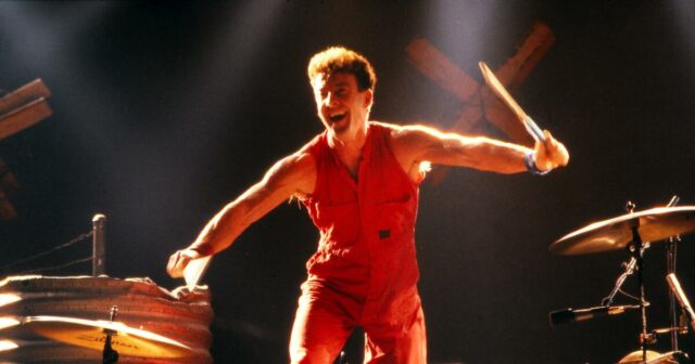 Rob Hirst, o feroz baterista do Midnight's Oil, morre aos 70 anos
