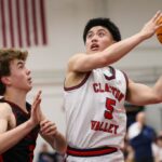 Vince Ellis (3) de Clayton Valley vai até o aro enquanto Dominic Byra (10) de Campolindo defende durante um jogo de basquete na'Clayton Valley Charter High School em Cponcord, Califórnia, na terça-feira, 20 de janeiro de 2026. (Ray Chavez/Bay Area News Group)