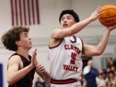 Rodada de basquete: a defesa sufocante de Clayton Valley sufoca Campolindo na vitória decisiva do DAL Vince Ellis (3) de Clayton Valley vai até o aro enquanto Dominic Byra (10) de Campolindo defende durante um jogo de basquete na'Clayton Valley Charter High School em Cponcord, Califórnia, na terça-feira, 20 de janeiro de 2026. (Ray Chavez/Bay Area News Group)