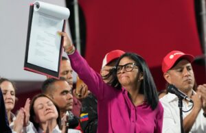 Rodríguez, da Venezuela, assina lei de reforma do petróleo enquanto os EUA aliviam sanções Rodríguez, da Venezuela, assina lei de reforma do petróleo enquanto os EUA aliviam sanções