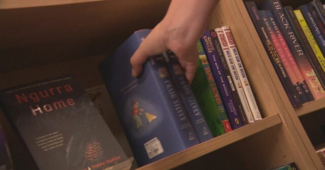 O aclamado autor australiano Craig Silvey enfrenta tribunal por crimes de exploração infantil