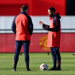 O técnico interino do Manchester United, Darren Fletcher, fala durante uma coletiva de imprensa no complexo de treinamento Carrington em 2026 em Manchester, Inglaterra.