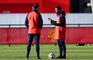 Ruben Amorim ainda não respondeu a Darren Fletcher, apesar do chefe interino estar eternamente grato O técnico interino do Manchester United, Darren Fletcher, fala durante uma coletiva de imprensa no complexo de treinamento Carrington em 2026 em Manchester, Inglaterra.