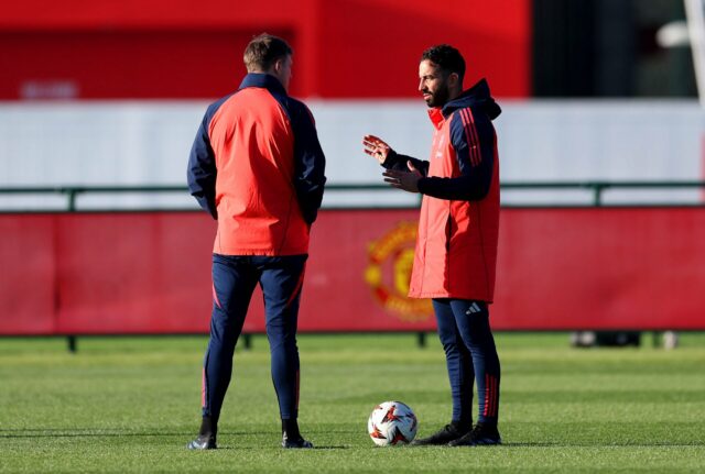 O técnico interino do Manchester United, Darren Fletcher, fala durante uma coletiva de imprensa no complexo de treinamento Carrington em 2026 em Manchester, Inglaterra.