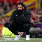 O técnico do Manchester United, Ruben Amorim, fala durante entrevista coletiva no complexo de treinamento Carrington em 2025, em Manchester, Inglaterra.