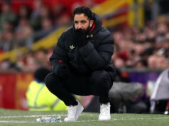 Ruben Amorim compara rivalidades em Portugal antes da viagem do Man Utd a Leeds, ‘nunca experimentámos…’ O técnico do Manchester United, Ruben Amorim, fala durante entrevista coletiva no complexo de treinamento Carrington em 2025, em Manchester, Inglaterra.