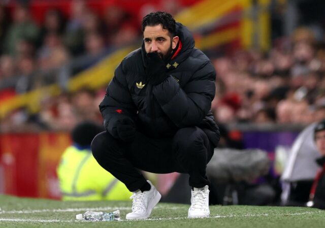 Ruben Amorim compara rivalidades em Portugal antes da viagem do O técnico do Manchester United, Ruben Amorim, fala durante entrevista coletiva no complexo de treinamento Carrington em 2025, em Manchester, Inglaterra.