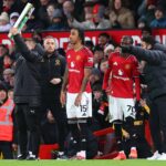 O técnico do Manchester United, Ruben Amorim, conversa com Diogo Dalot e Matheus Cunha durante a partida da Premier League entre Brentford e Manchester United no Brentford Community Stadium em 2025, em Brentford, Inglaterra.