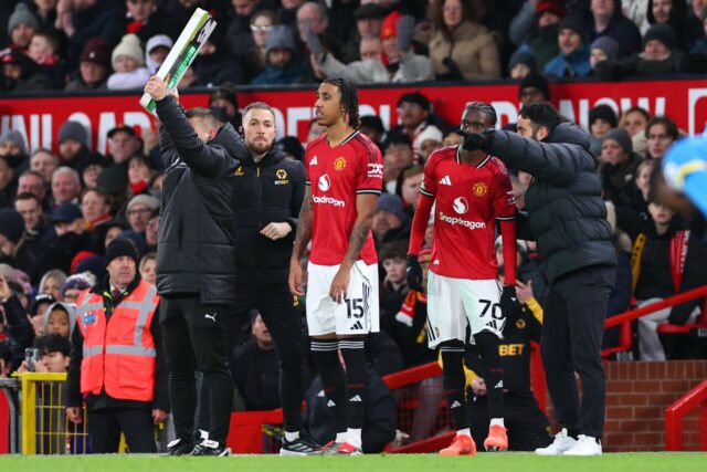 O técnico do Manchester United, Ruben Amorim, conversa com Diogo Dalot e Matheus Cunha durante a partida da Premier League entre Brentford e Manchester United no Brentford Community Stadium em 2025, em Brentford, Inglaterra.