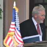 O presidente dos EUA, Donald Trump, segundo à esquerda, e o embaixador da Austrália, Kevin Rudd, segundo à direita, na Casa Branca em outubro.