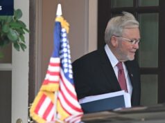 Rudd fez da Austrália uma vencedora, mas em Trump Land, isso pode mudar rapidamente O presidente dos EUA, Donald Trump, segundo à esquerda, e o embaixador da Austrália, Kevin Rudd, segundo à direita, na Casa Branca em outubro.