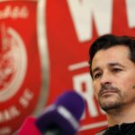 Banner dos torcedores do Manchester United em Turf Moor, fazendo referência a Sir Jim Ratcliffe