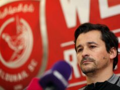 Rui Faria, ex-técnico do Man Utd, critica modelo da Ineos após demissão de Ruben Amorim Banner dos torcedores do Manchester United em Turf Moor, fazendo referência a Sir Jim Ratcliffe