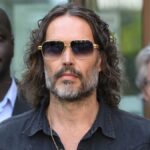 Russell Brand concedeu fiança após acusações adicionais de estupro e agressão sexual