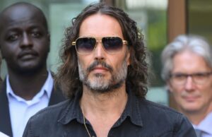 Julgamento de estupro e agressão sexual de Russell Brand adiado até outubro Russell Brand concedeu fiança após acusações adicionais de estupro e agressão sexual