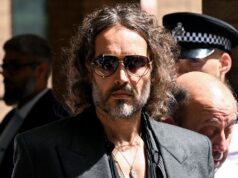 Julgamento de estupro de Russell Brand adiado para outubro Russell Brand concedeu fiança após comparecimento ao tribunal virtual sobre novas acusações de estupro e agressão sexual
