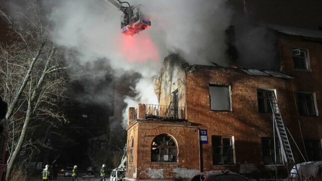 Rússia dispara novo míssil balístico contra a Ucrânia, matando pelo menos quatro
