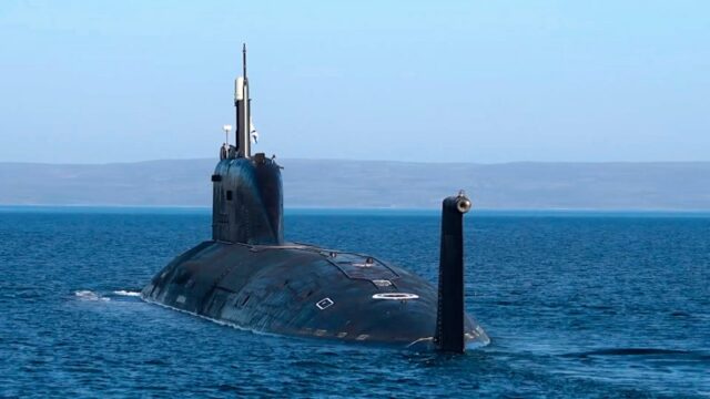 Rússia envia submarino para escoltar petroleiro sancionado na costa da Rússia envia submarino para escoltar petroleiro sancionado na costa da Irlanda