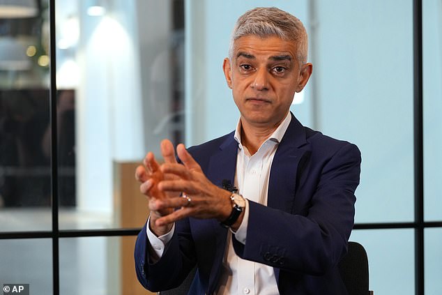 Sadiq Khan planeja aumentar o imposto municipal de Londres em Sir Sadiq Khan propôs aumentar a conta média da Banda D em mais de £ 20, o que significa que o valor do imposto municipal que a Prefeitura recebe excederá £ 500 por conta pela primeira vez