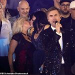 Samantha Fox e sua esposa Linda Birgitte Olsen não conseguiam tirar as mãos uma da outra enquanto estavam no palco de uma celebração de Ano Novo em Munique